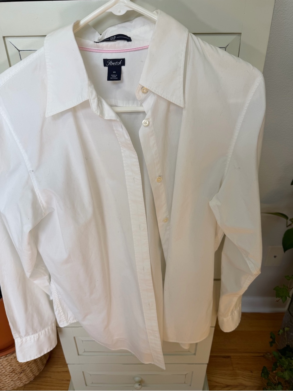 GAP White Stretch Button-Up Shirt with Subtle Pink Trim